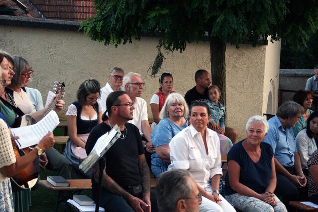 Fest des Dankes. Bereits zum vierten Mal waren Anfang September engagierte Frauen und Männer aus dem Seelsorgeraum zum jährlich stattfindenden Dankgottesdienst für Ehrenamtliche eingeladen. Gastgeberin war die Pfarre Jagerberg, wo bei herrlichem Wetter gefeiert wurde und bei einer Agape Zeit für Austausch war.  | Foto: Marbler 