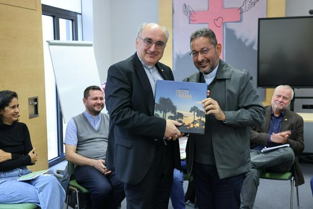 Diözesanbischof Dom Rubival Cabral Britto (im Bild rechts) überbringt dem Gastgeber, Bischof Wilhelm Krautwaschl, mit einem Bildband spannende Eindrücke aus seiner brasilianischen Diözese. | Foto: Neuhold
