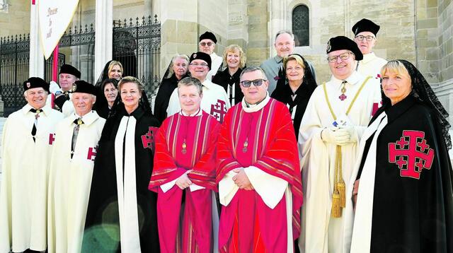 Damen und Ritter der Komturei Eisenstadt. Andreas Leiner (3. von rechts) führt als Laie den Orden in ganz Österreich mit seinen 550 Mitgliedern. | Foto: Franz Josef Rupprecht