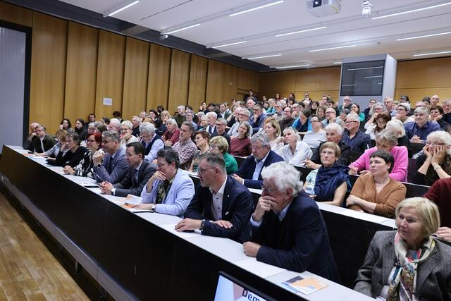 Der Hörsaal im RESOWI-Zentrum der Universität Graz war bestens gefüllt - das Interesse war groß und die Diskussion ging später bei Sturm und Maroni noch weiter.  | Foto: Gerd Neuhold - Sonntagsblatt für Steiermark