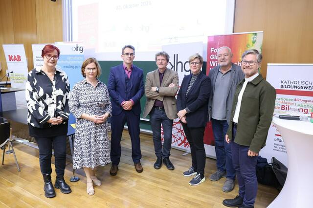 Von links: Martina Platter (Geschäftsführerin Katholisches Bildungswerk), Kathrin Karloff (Leiterin Bildungsforum Mariatrost), Franz Winter, Hartmut Rosa, Barbara Krenn (Moderation, ORF), Martin Hochegger (KAB) und Alois Kölbl (KHG). | Foto: Gerd Neuhold - Sonntagsblatt für Steiermark