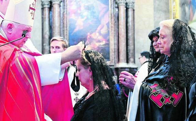 Großprior Raimund Schreier legt Theresia Iby das Jerusalemkreuz um. Rechts ihre Patin Ingeborg Lengheimer. Das fünffache Kreuz von Jerusalem kann im Sinn der Wundmale Jesu gedeutet werden. | Foto: Franz Josef Rupprecht