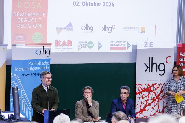 Mitveranstalter Alois Kölbl (l.) begrüßte die Gäste und eröffnet die Studienjahr. Mitveranstalterin Kathrin Karloff (r.) drückte ihre Freude über diese Kooperation aus.  | Foto: Gerd Neuhold - Sonntagsblatt für Steiermark 