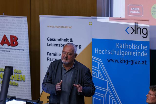 Martin Hochegger von der Veranstaltungsreihe "1934: Zukunft braucht Erinnerung", deren Schlusspunkt dieser Abend darstellte. | Foto: Neuhold