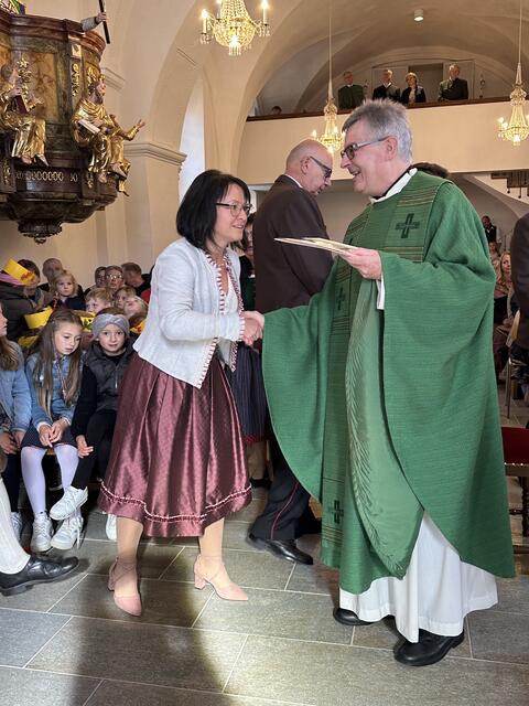 Die Obfrau Sandra König gratuliert