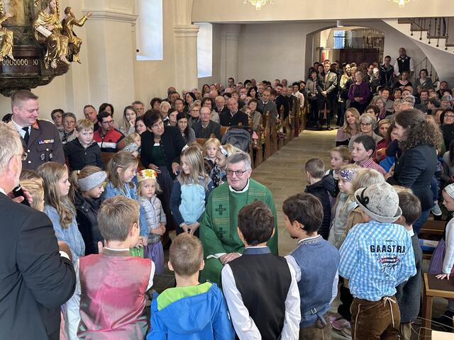 Die Kinder vom Kindergarten und die Schüler der VS Koglhof bedanken sich beim Pfarrer