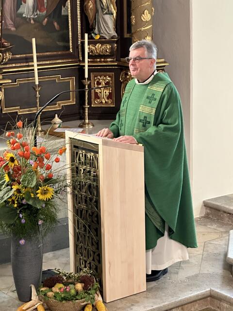 Pfarrer Schreiner bedankt sich bei der Pfarrgemeinde