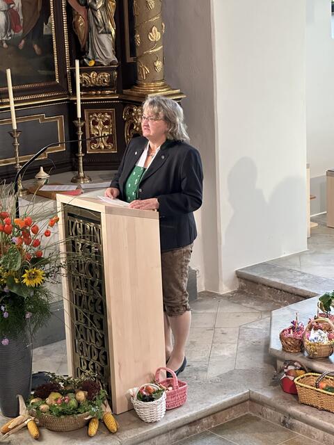 Pfarrgemeinderatsobfrau Theres Reitbauer hält die Laudatio 