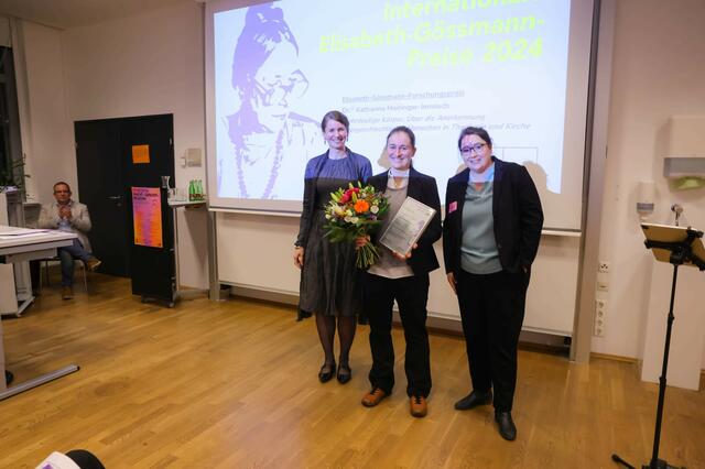 Im Bild v. l.: Sibylle Trawöger, Preisträgerin Katharina Mairinger-Immisch und Dekanin Katharina Pyschny. | Foto: Gerd Neuhold/Sonntagsblatt für Steiermark