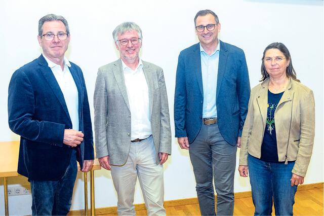 Pfarrer Zenon Pajak, Univ.-Prof. Hans Schelkshorn, Harald Froschauer vom kbw Loosdorf und Angela Lahmer-Hackl vom Kath. Bildungswerk der Region nach dem Vortrag in Loosdorf. | Foto: Karl Lahmer