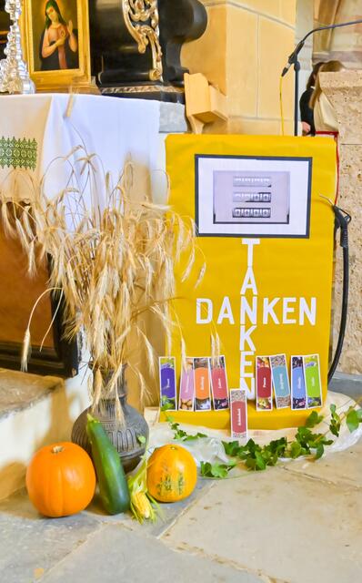Erntedank in Friedberg: Elias Kraxner, Augustiner Chorherr aus dem Stift Vorau, fotografierte die fröhlichen KirchgängerInnen vom Altar aus.
