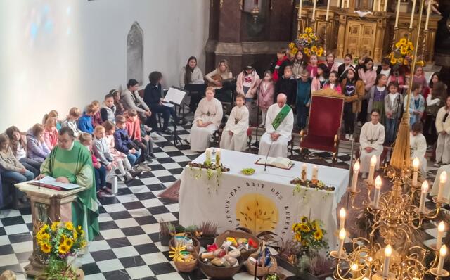 In Leibnitz sang der Schulchor der Volksschule 1 beim Erntedankfest. | Foto: Angelika Kicker