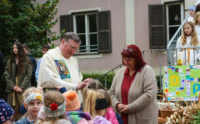 In Gnas segnete Franz Neumüller Kinder beim Erntedankfest, bei dem die Bewahrung der Schöfpung Thema war. | Foto: Gottfried Konrad