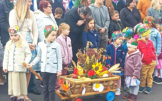 In Straden zogen Kindergartenkinder ihre kleinen Wagen mit Erntegaben. | Foto: Karl Lenz