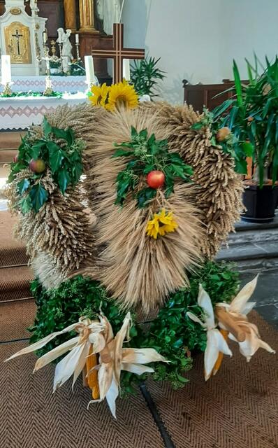 Die Landjugend Großstübing gestaltete die schöne Erntekrone. | Foto: Marianne Hörzer