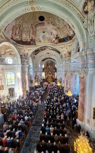Eine volle Basilika am Weizberg beim Erntedankfest. | Foto: Kerstin Klamminger