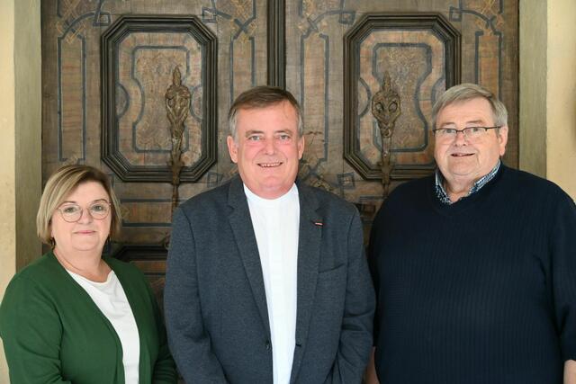 Das Führungsteam im Seelsorgeraum Vorau besteht aus Monika Grabner als Handlungsbevollmächtigter für Pastoral, Pfarrer Lukas Zingl als Leiter des Seelsorgeraums und Karl Reiß als Handlungsbevollmächtigten für Verwaltung (v. li.).  | Foto: Romirer