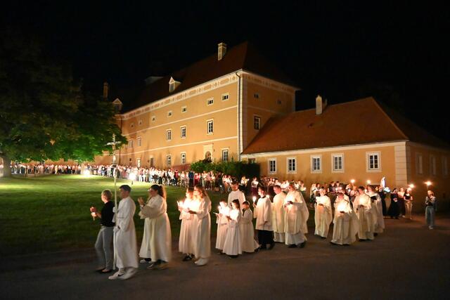 Die Lichterprozession im Rahmen der PREISZEIT, die vom Arbeitskreis Spiritualität und Glaubensvertiefung im Anschluss an einen festlichen Gottesdienst am Vorabend zu Mariä Himmelfahrt im Hofanger des Stiftes Vorau durchgeführt wurde, hat bei den Menschen großen Anklang gefunden.  | Foto: Romirer