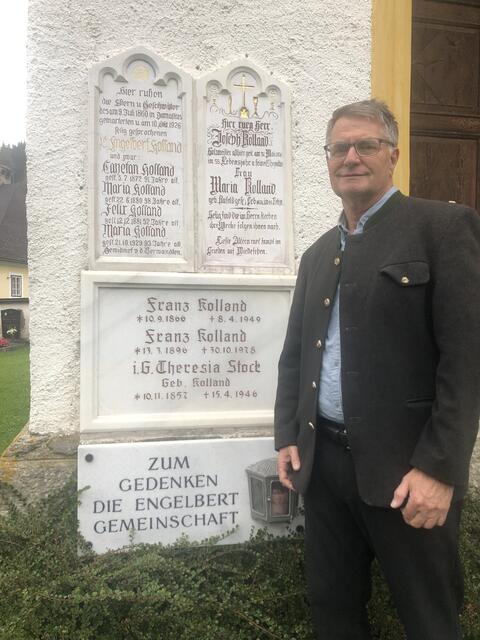 Hans Kaltenegger am Grab der Eltern und Geschwister von Engelbert Kolland in der Rachau. | Foto: Glück