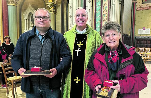 Erna Rupp (Wien bzw. Mattersburg) und Rainer Tragl (Wiesen) wurden von Bischof Ägidius zum Geburtstag beglückwünscht sowie für zahlreiche Verdienste um die katholische Kirche geehrt. | Foto: Ruprecht
