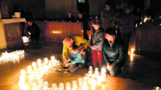 Zum dritten Mal organisierten die Mitglieder der Legion Mariens in der Pfarre Weitersfeld am 31. Oktober mit großem Einsatz und interessanten Ideen die Nacht der 1000 Lichter in der Pfarrkirche. Zahlreiche Teilnehmende kamen. | Foto: Leo Nowak