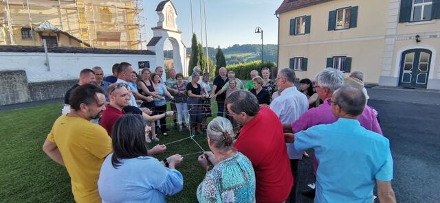 Am Ende des Arbeitsjahres sind alle Pfarrgemeinde- und Wirtschaftsräte zu einem Fest eingeladen. Begegnung, Würdigung und Genuss stehen dabei im Mittelpunkt, was allen sehr guttut. So wie aus Schnüren spielerisch ein Netz geknüpft wurde (siehe Bild), stärkt gemeinsames Feiern auch die persönlichen Verbindungen.