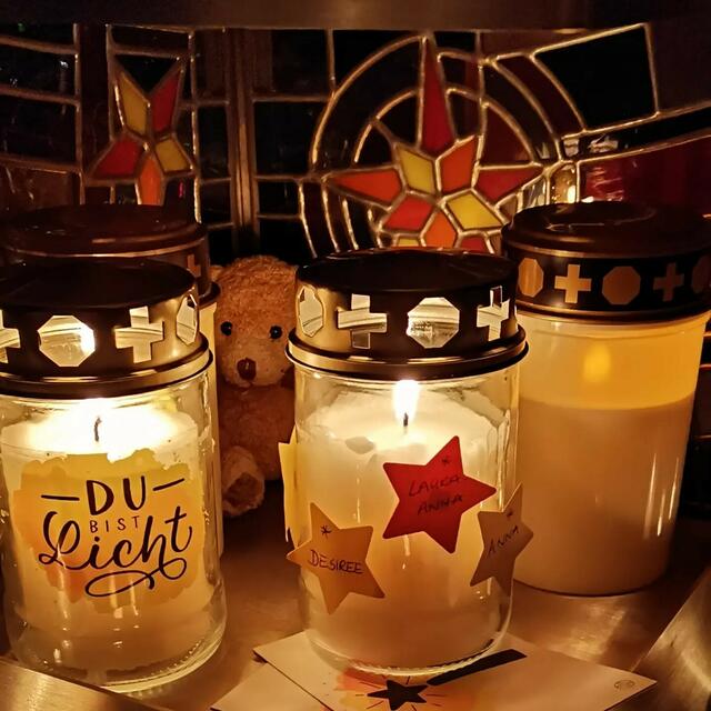 Eine Gedenkstätte für Sternenkinder gibt es seit Herbst 2023 am Friedhof Nestelbach. Am zweiten Sonntag im Dezember wird im Rahmen des „Worldwide Candle Lighting“ für zu früh verstorbene Kinder Licht in die Welt getragen. Heuer am 8. Dezember um 16 Uhr in der Pfarrkirche Nestelbach. | Foto: Elisabeth Aumüller