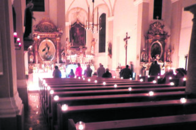Die Worte „Gottes Lob“ oder „Dankbarkeit und Hoffnung“ wurden als Schriftzug in der erleuchteten Pfarrkirche Hirschbach von den ehrenamtlichen Helferinnen und Helfern in Kerzenform entzündet.  | Foto: Karl Tröstl