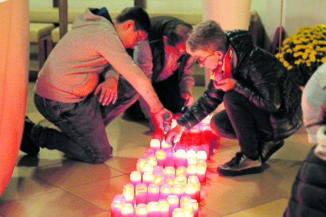 Viele kreative Ideen wurden in der Lichternacht in der Pfarrkirche Loosdorf umgesetzt. Fleißig mitgeholfen haben u. a. die Ministranten.  | Foto: Marianne Plank
