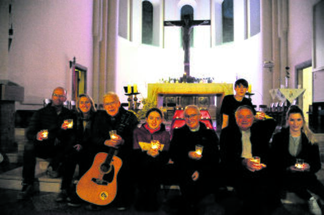 Weihbischof Anton Leichtfried feierte mit vielen in der Amstettner Herz Jesu-Pfarre zuerst eine heilige Messe, danach gab es in der Kirche mehrere Lichter-Stationen.  | Foto: Wolfgang Zarl
