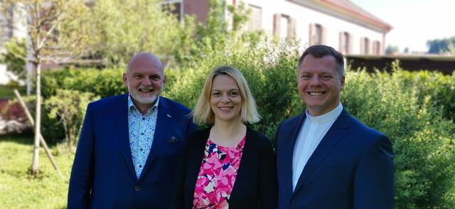 Das Seelsorgeraum-Führungsteam im SR Hügelland-Schöcklland besteht aus (v. l.) Johann Krenn als Handlungsbevollmächtigtem für Pastoral, Daniela Thosold-Kraus als andlungsbevollmächtigter für Verwaltung und Pfarrer Mario Offenbacher als Leiter des Seelsorgeraums.