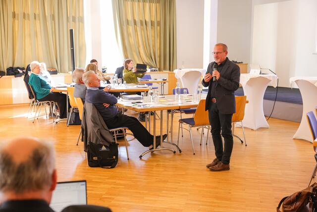 45 Seelsorgeräume soll es ab 2026 geben, berichtete der Assistent des Generalvikars Peter Possert-Jaroschka (stehend) bei der Herbstsitzung des Diözesanrates. | Foto: Neuhold