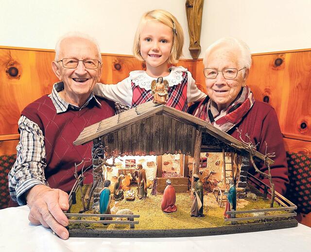 Der St. Oswalder Krippenbauer Alois Schauer mit seiner Frau Elfriede und Urenkelin Mila. Herr Schauer zeigt im Advent seine „Krippenschätze“.  | Foto: zVg