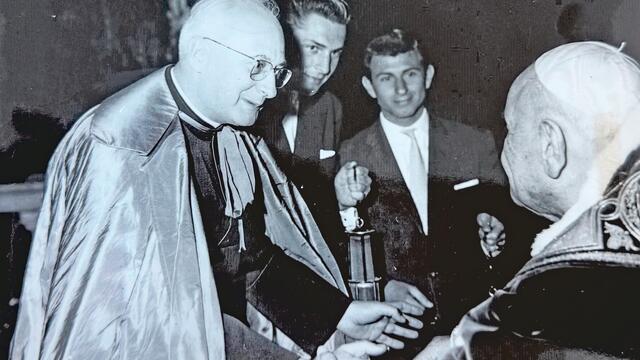 Alois Stöger, damals Rektor des „Collegio Teutonico di Santa Maria dell’Anima“ in Rom, traf im April 1963 anlässlich der Lichtstafette der Katholischen Jugend mit Papst Johannes XXIII. zusammen.  | Foto: Archiv Kirche bunt