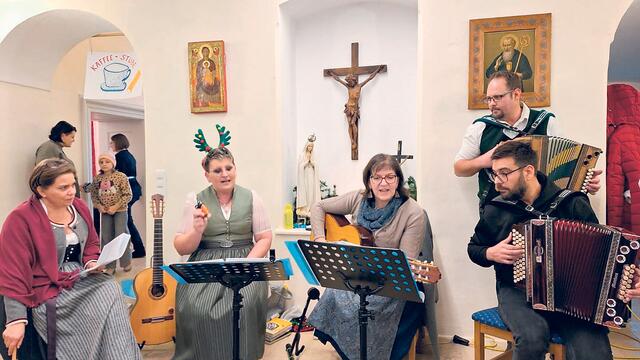 Beim „Offenen Singen im Advent“ im  vollen Biberbacher Pfarrhof wurden 80 Advent- und Weihnachtslieder gesungen. | Foto: Brigitte Hofschwaiger