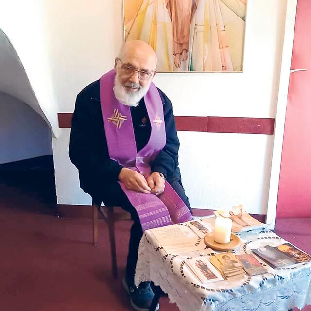 Die Adventzeit ist auch eine Zeit der Umkehr, gemäß dem Wort von Jesus: „Kehrt um und glaubt an das Evangelium“ (Markus 1,15). Priester, wie der erfahrene Amstettner Salesianerpater Sigi Müller, laden zur Beichte und zur Aussprache ein.  | Foto: Wolfgang Zarl