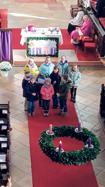 Mit einer Familienmesse stimmte sich die Maria Laach mit Pfarrer Leszek Salega auf den Advent ein.  | Foto: zVg
