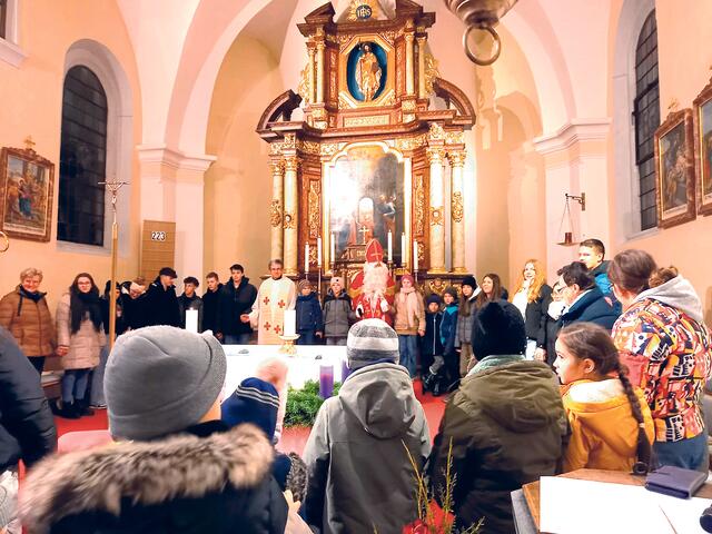 Pfarrer Herbert Reisinger und die Jugend freuten sich in Marbach/Walde über den Besuch des heiligen Nikolaus beim Gottesdienst.  | Foto: zVg