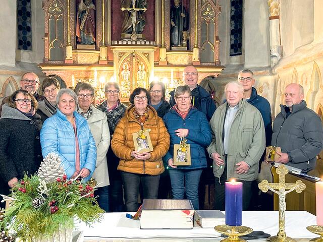 Der Kirchenchor von Loiwein lud zu einem stimmungsvollen adventlichen Konzert, untermalt mit Weihnachtsgeschichten. 
 | Foto: Monika Kuhm