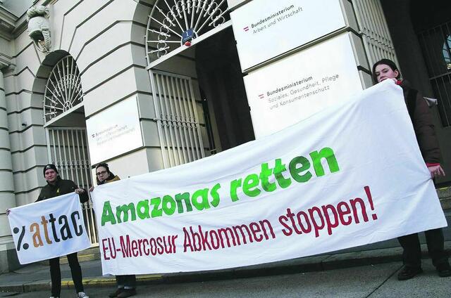 Das Netzwerk Attac machte vor dem Wirtschaftsministerium auf Probleme des Mercosur-Abkommens aufmerksam. 
 | Foto: Attac