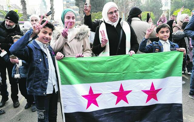 Eine syrische Familie feiert den Sturz des Assad-Regimes. 

 | Foto: M. Haj Kadour/APA