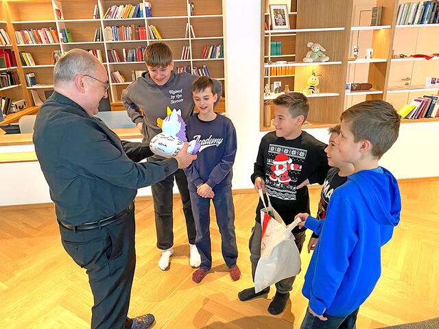 ROMWALLFAHRT. Fünf Minis aus Unterrohr überraschten im Advent den Bischof mit einem Geschenk der MinistrantInnen aus Bus 2: eine Einhorn-Badeente für seine Sammlung. | Foto: privat