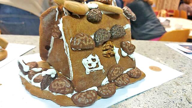 STAINZ. Beim Kinderadvent wurde gebastelt, ge-sungen, Geschichten gelauscht, Lebkuchenhäuser verziert (Bild) und eine Andacht gefeiert. | Foto: Reich