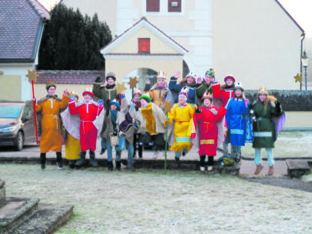 Gut aufgelegte Sternsinger aus dem Pfarrverband Euratsfeld-Ferschnitz zeigten mit ihrem Hüpfer auch sportlichen Elan. 
Sie schrieben den berühmten Segensspruch „Christus Mansionem Benedicat“ (Christus segne dieses Haus) auf die Türstöcke und zeigten sich stolz auf ihr gutes Sammelergebnis.  | Foto: Michaela Brandstetter