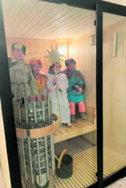 Lustig: In der Sauna haben sich die Eggenburger Sternsinger aufgewärmt.  | Foto: Gundinger