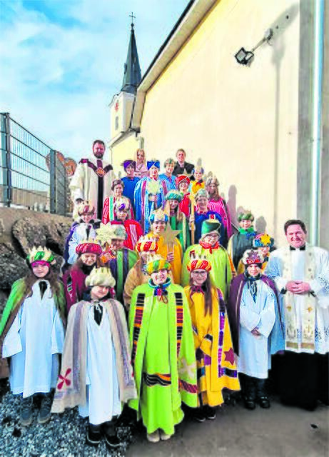„Seelsorge tut gut“: Pfarrer Maciej Witek und Kaplan Thomas Schmid, die beiden neuen Seelsorger im neuen Pfarrverband der Pfarren Altenmarkt, St. Oswald, Pisching und Ysper fühlen sich wohl, sind dankbar und können sich freuen – heißt es aus den Pfarren –, denn: Die Kirchen sind voll, viele neue Ministrantinnen und Ministranten haben sich gemeldet, Religionsunterricht ist vielen Schülern zum Lieblingsgegenstand geworden und altes Brauchtum wie das „Sternausspielen am Heiligen Dreikönigstag“ stellten die jungen St. Oswalder den Seelsorgern auch gleich vor. 
 | Foto: Leo Baumberger