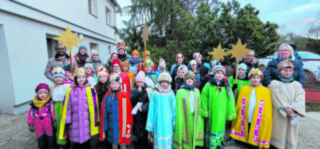 P. Pius Nwagwu SMMM zeigt sich erfreut: „Die Heiligen Drei Könige aus der Pfarre Langenlebarn waren ganztägig unterwegs, um die weihnachtliche Friedensbotschaft und den Segen für das Jahr 2025 zu überbringen. 25 Kinder sangen bei uns für eine bessere Welt!“
 | Foto: zVg