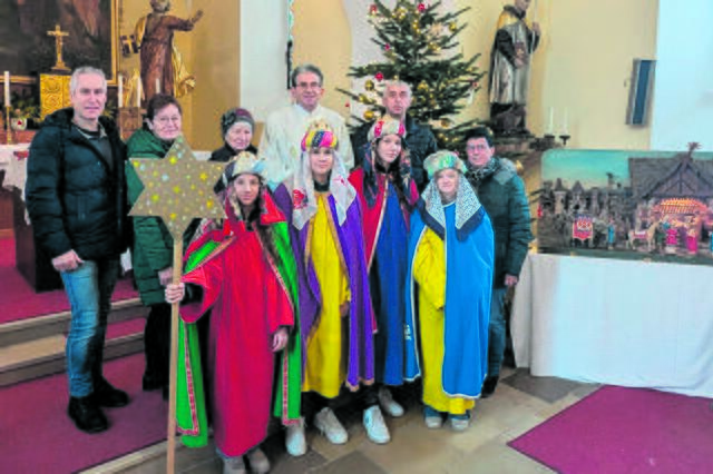 Auftritt der Heiligen Drei Könige in der Pfarrkirche Jahrings; mit Pfarrer Herbert Reisinger | Foto: zVg