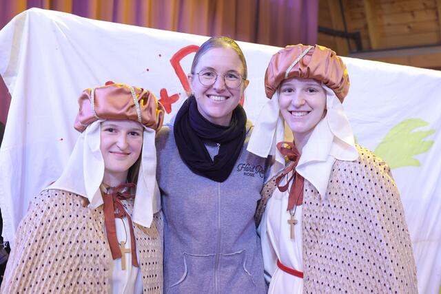 Bei Katharina und Mirjam mit Mama Monika aus Gleinstätten ist die ganze Familie im „Sternsinger-Fieber“. Seit zwei Jahren betreuen Monika und Franz Neukirchner in der Pfarre Gleinstätten die Sternsingeraktion. Vier Tage und sechzehn Teilgebiete haben sie dabei im Überblick. Katharina (20) geht zum 12. Mal mit. Heuer war es ziemlich kalt, „aber wir haben uns in viele Schichten eingepackt“, berichtet sie. Was sie motiviert: „Es ist schön, den Leuten eine Freude zu bereiten und die Botschaft, dass Jesus geboren ist, in die Welt hinauszutragen.“
