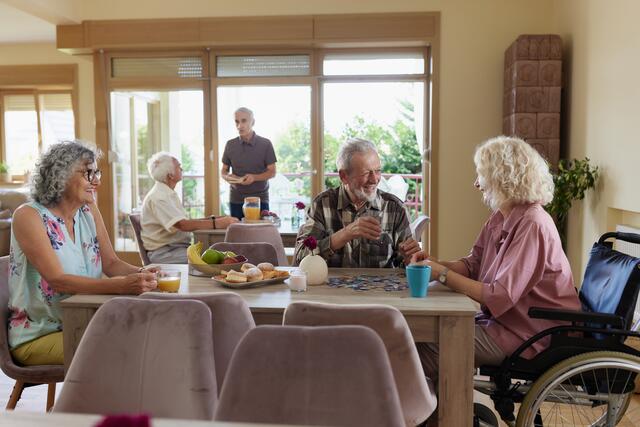 Mit dem Lehrgang Aufsuchende Seelsorge im Pflegeheim und Zuhause können sich Ehrenamtliche gut begleitet für ihren wichtigen Dienst am Nächsten weiter-
bilden.  | Foto: Symbolbild/skynesher/iStock